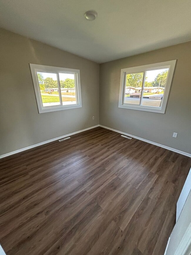 Building Photo - Great 4 bedroom Duplex