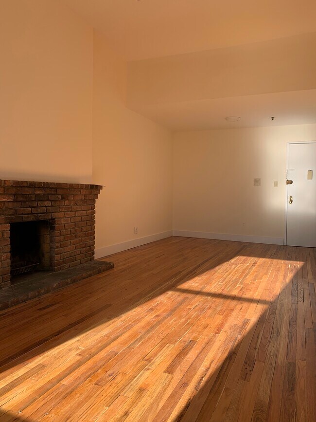 Building Photo - 39 W 74th St