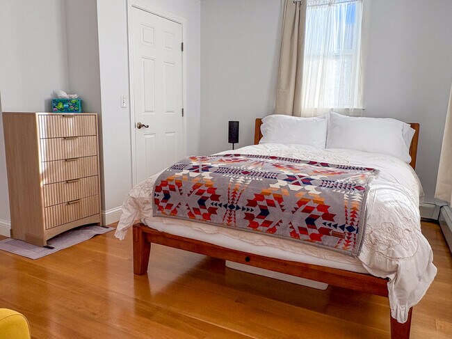Queen bed - 4 Stickney Ave