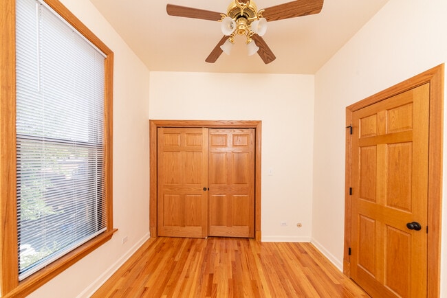 Building Photo - 2044 N Sheffield Ave