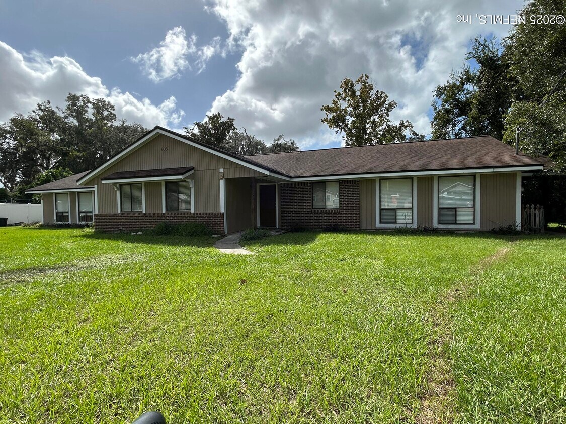 Foto principal - 808 Meadowbrook Dr