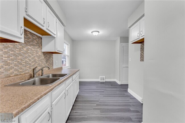 Building Photo - 5535 Oakwood Ave
