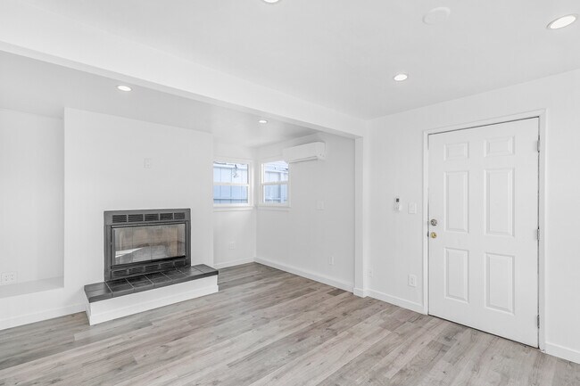 Building Photo - 706 N Orange Grove Ave