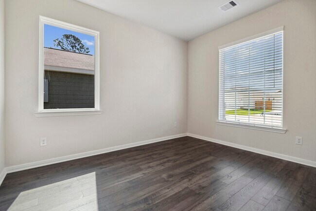 Building Photo - 15818 Berry Hl Dr