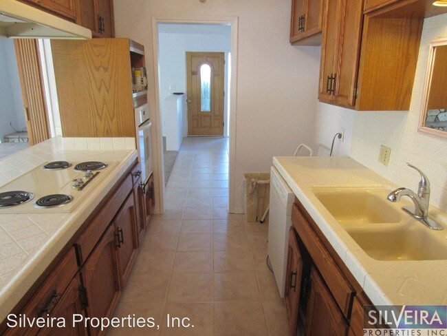 Building Photo - 565 Dahlia Pl