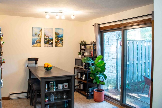 Building Photo - 2 Bedroom Condo available 10/15 for $1900