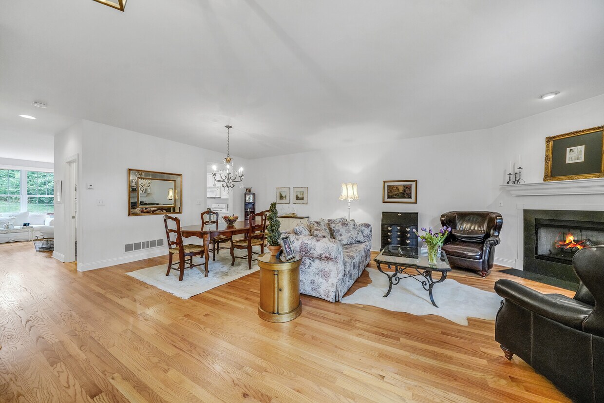 1404 Whispering Brooke Dr, Newtown Square, PA 19073 Townhouse for