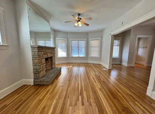 Foto del edificio - 1481 E 106th St