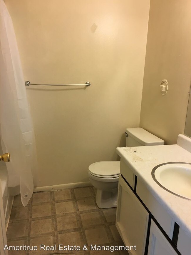 Building Photo - 950 W 200 S