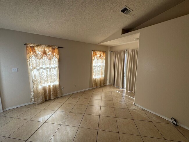 Foto del edificio - 4 bed 2 bath in SW ABQ