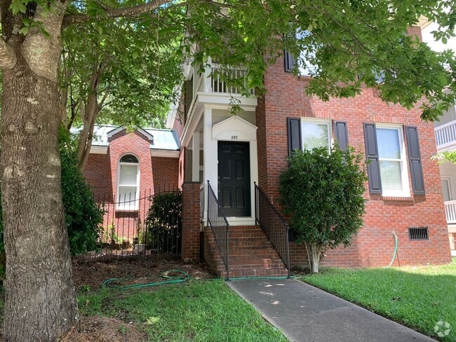 Building Photo - Spacious Townhome close to downtown Auburn...