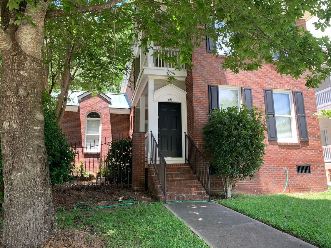 Primary Photo - Spacious Townhome close to downtown Auburn...