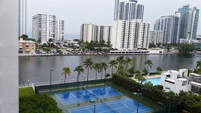 Foto del edificio - 1000 Parkview Dr
