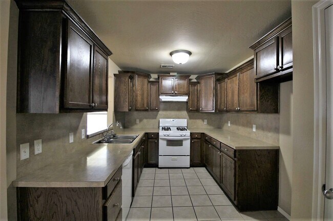 Building Photo - Wonderful 3 bed + office or 2nd living, 2 ...