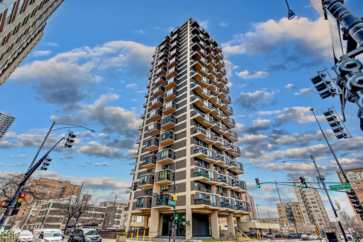 Exterior of Building - 6166 N Sheridan Rd