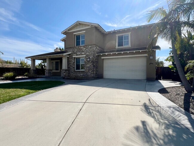 Building Photo - Stunning 6B/4.5BA house w/ pool and 4 Car ...