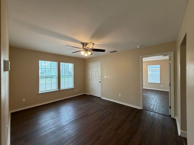 Foto del edificio - Move in Ready!