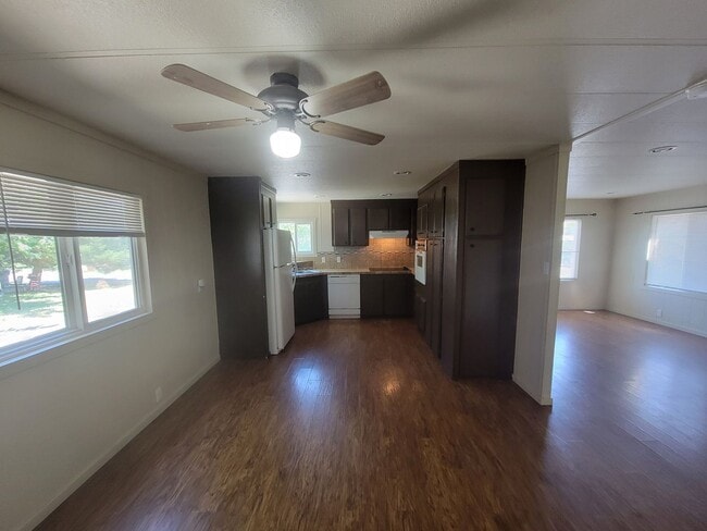 Building Photo - Comfortable Richland Home with Large Yard ...