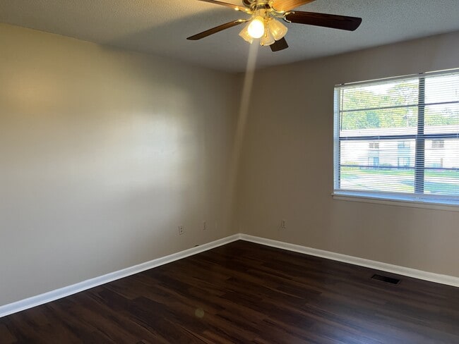 Building Photo - 901 Olmstead Dr