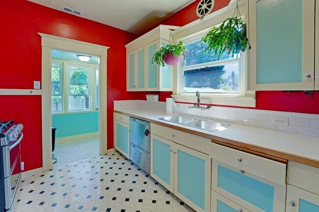 Building Photo - Vibrant Seattle Home