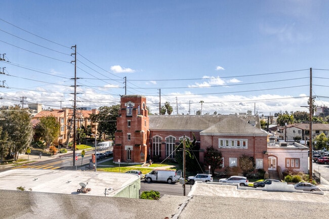 Foto del edificio - 1561 S Barrington Ave