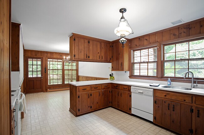 Cocina y zona de desayuno - 2152 Lakeshore Ct