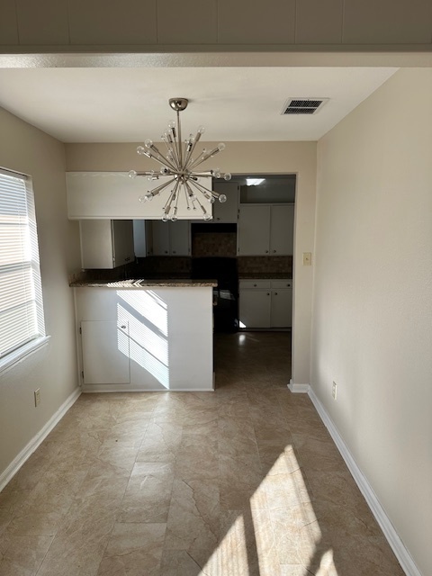 Dining area with contemporary lighting fixture - 128 Dallas St