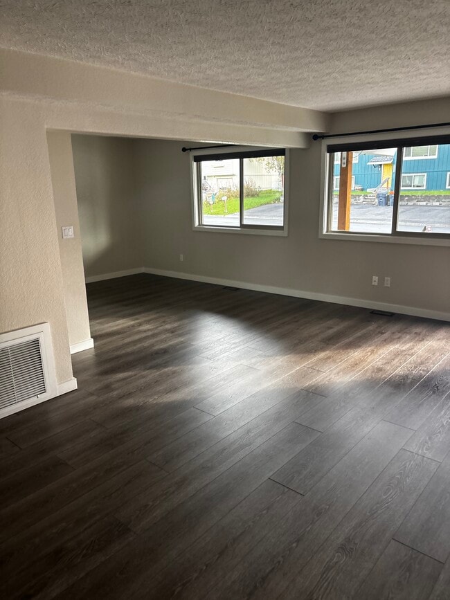 Living/dining areas - 8204 Mentra St