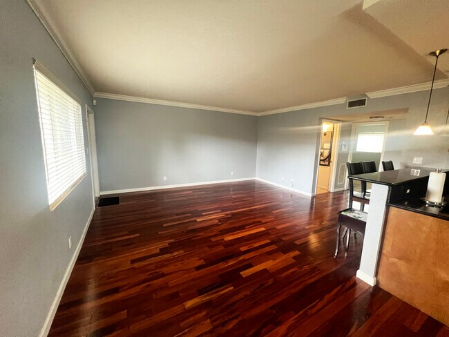 Large Living room with Hardwood Floors - 1353 Holly Heights Dr