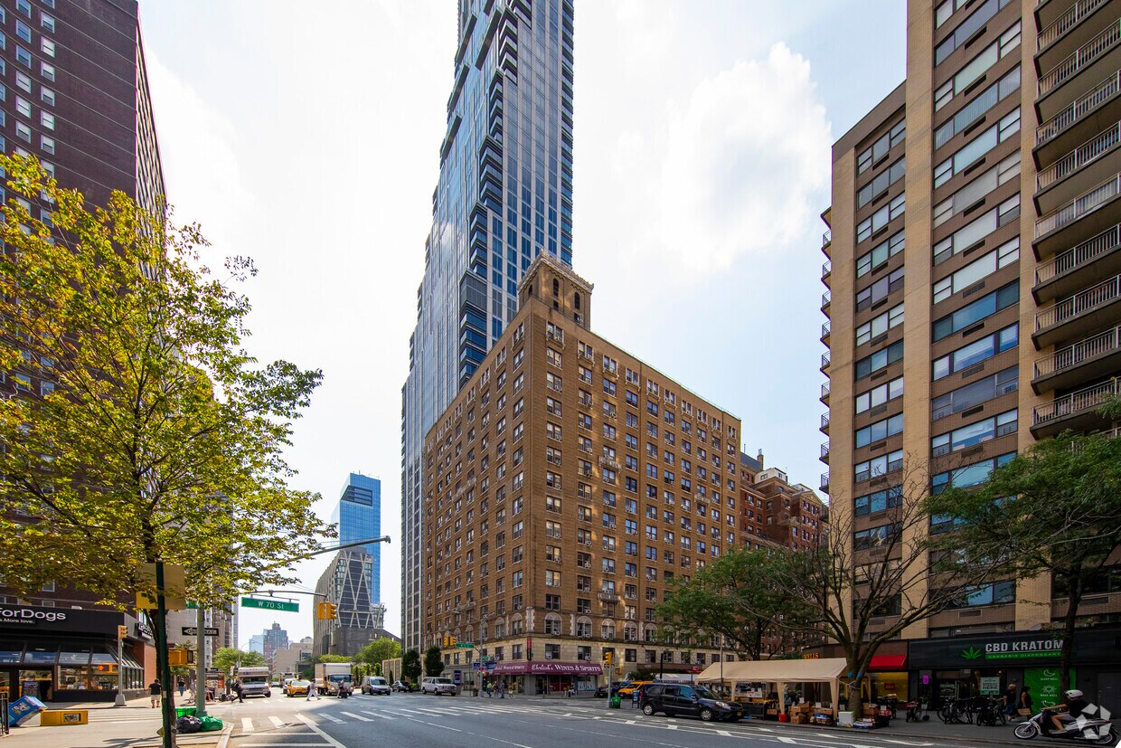 Primary Photo - 210-222 Amsterdam Ave