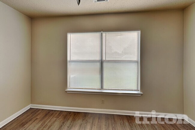 Foto del edificio - 7511 Micron Dr