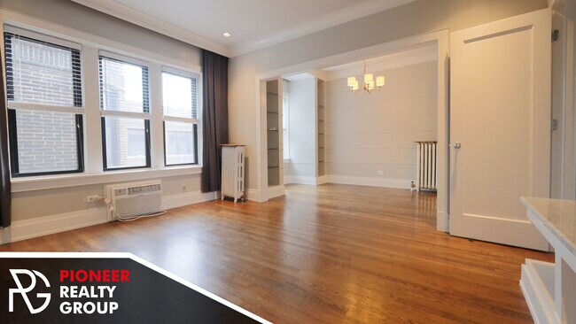 Building Photo - 746 W Addison St