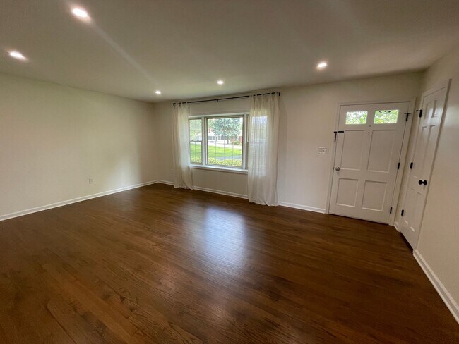Building Photo - Newly Renovated Split Level Home