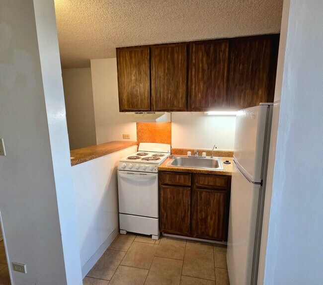 Foto del edificio - Pearlridge Square - Studio, 1 bath unit w/ 1 covered parking stall