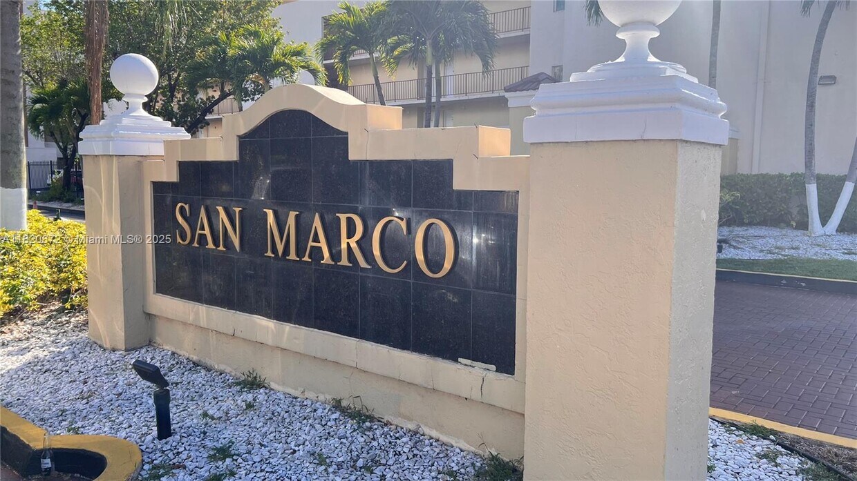 Foto principal - 8850 Fontainebleau Blvd
