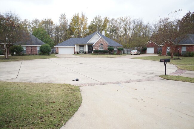 Building Photo - Gated Community 3/2 1581 sq.ft. 1050 Azale...