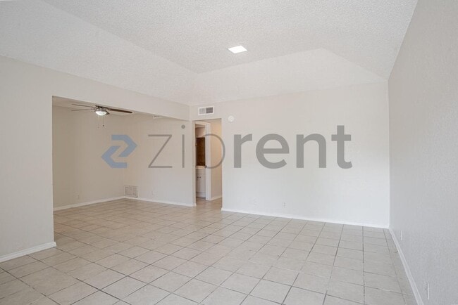 Building Photo - Unit 2832