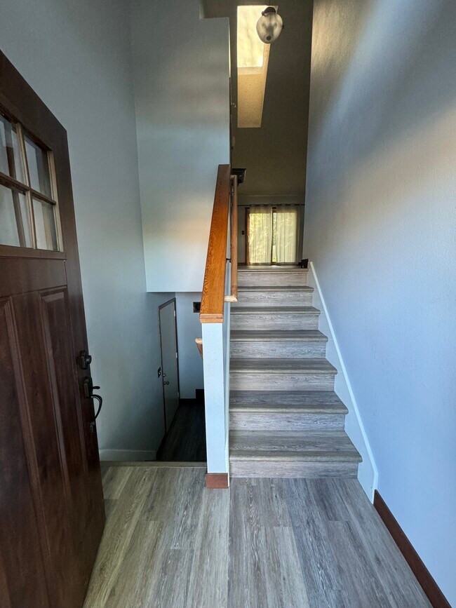 Building Photo - 2115 Plaen View Dr