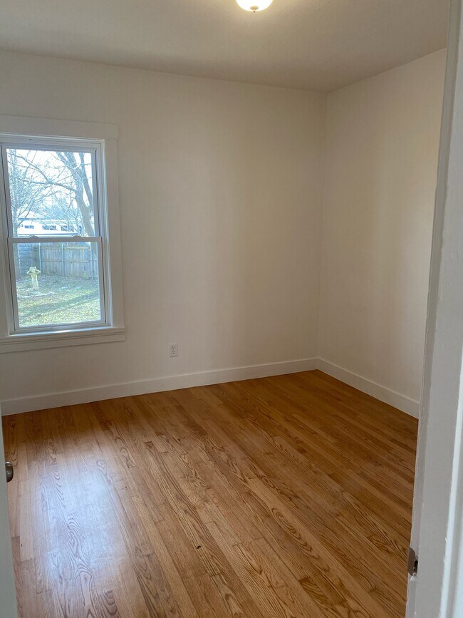 Building Photo - 34 Kilburn Street, Unit 2