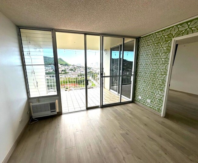 Building Photo - Lower Nuuanu High Floor Condo With Spectac...