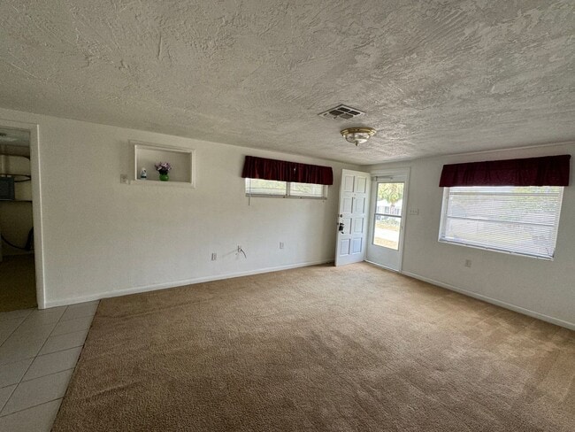 Building Photo - Two bedroom one bathroom home