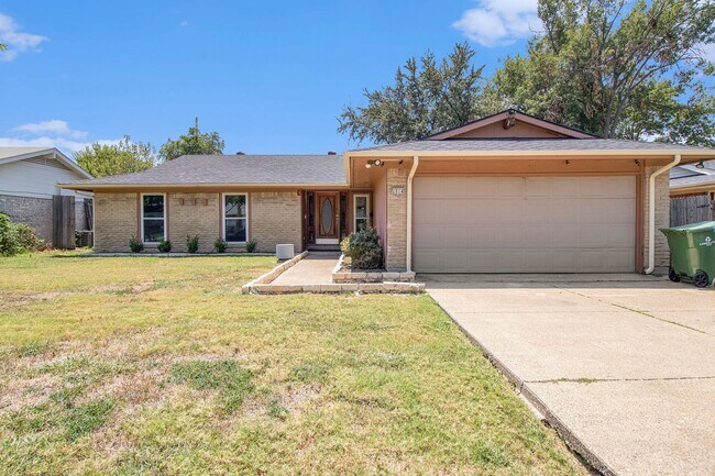 Foto del edificio - This charming home in Carrollton, Texas, i...
