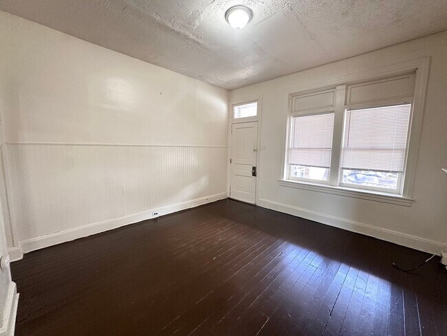 Building Photo - 4 Bedroom 1 Bathroom w/Garage in York City!
