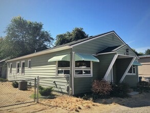 Building Photo - 304 39th St E