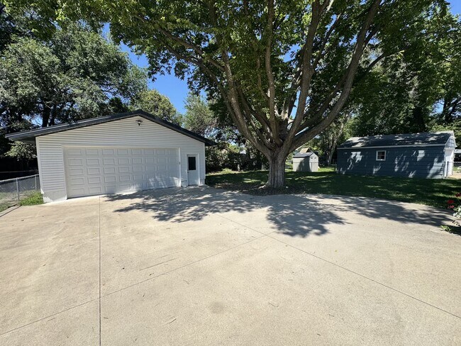 Building Photo - 860 3rd St
