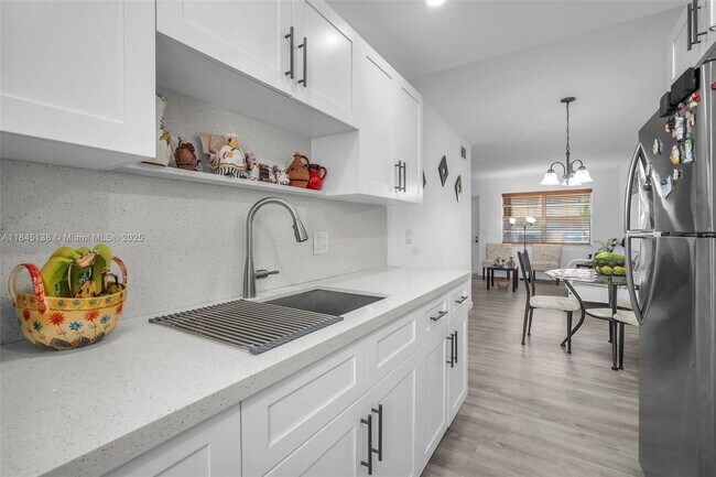 Foto del edificio - 6550 Royal Palm Blvd