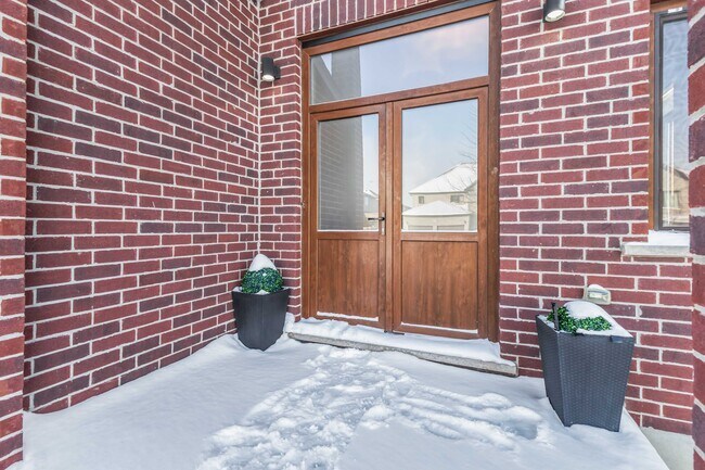 Photo du bâtiment - 6 Bedrooms | 4 Bathrooms | 3-Car Garage | Large Fenced Yard