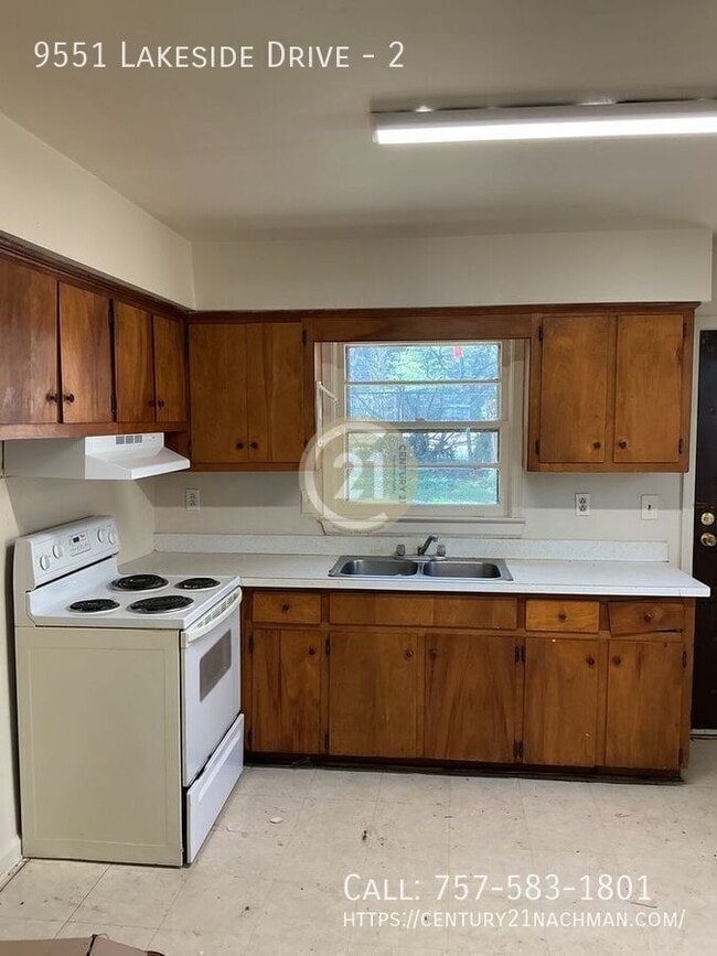 Building Photo - 9551 Lakeside Dr