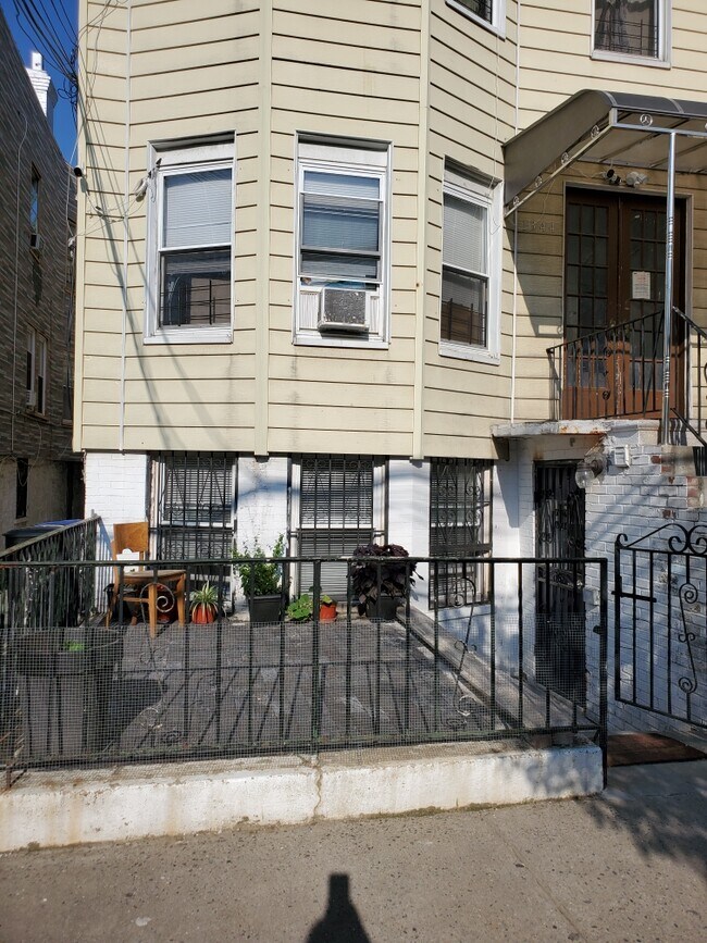 Foto del edificio - 1344 Taylor Ave