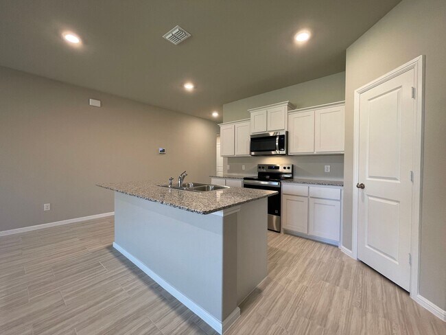 Foto del edificio - AVAILABLE NOW 4 BEDROOM 2 BATH NEW CONSTRU...